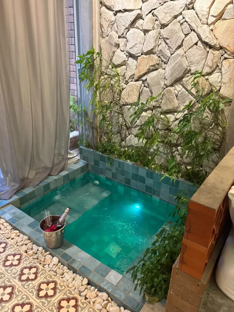 Suíte Exclusiva DomRicardo — lareira e detalhes