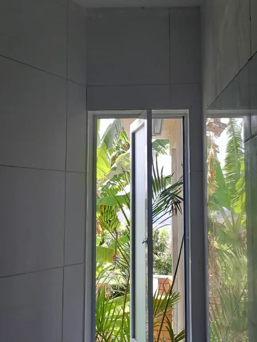 Suíte Exclusiva DomRicardo — banho com vista para o jardim